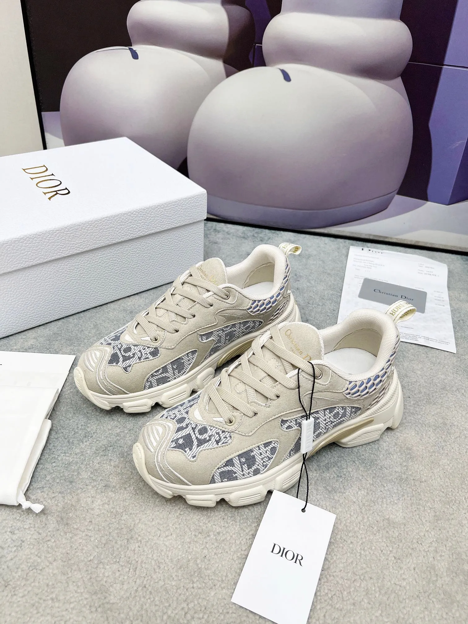 [Dior Dior] P: 580💰 ♺ Size: Female 35-41 Male 39-45 (Female 40.41 Male 45 custom-made) This Dior Chrono sneaker is a new product for the fall of 2024, reinterpreting running shoes in Dior's high-end style. White mesh fabric is paired with nude and silver-toned laminated leather-effect panels, and the CD logo on the sides, star patch on the tongue and Dior logo on the heel are many details to highlight the style. Featuring two-tone laces, a lightweight sole and star embellishments for a casual look all year round.